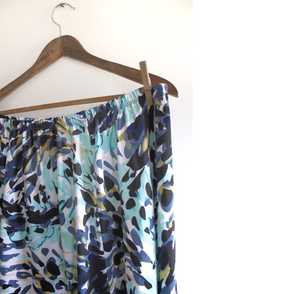 Plus Size Printed Pull On Skirt 1X - Picture 3 of 6